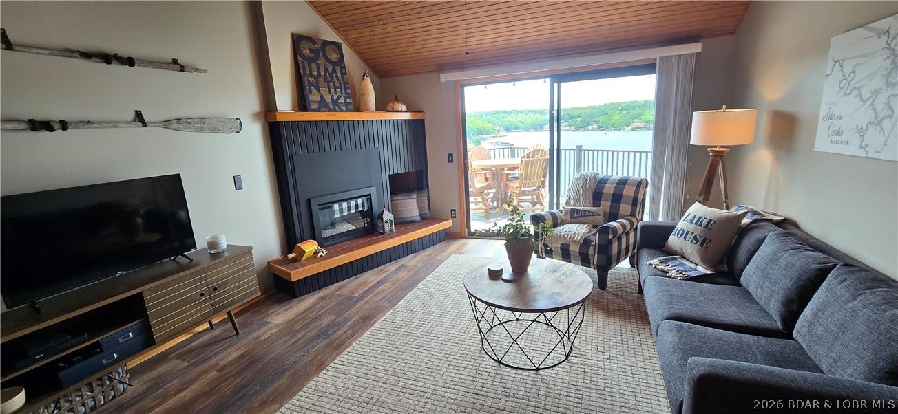 Image 4: Sliding Door to Back Deck/Lakeview!