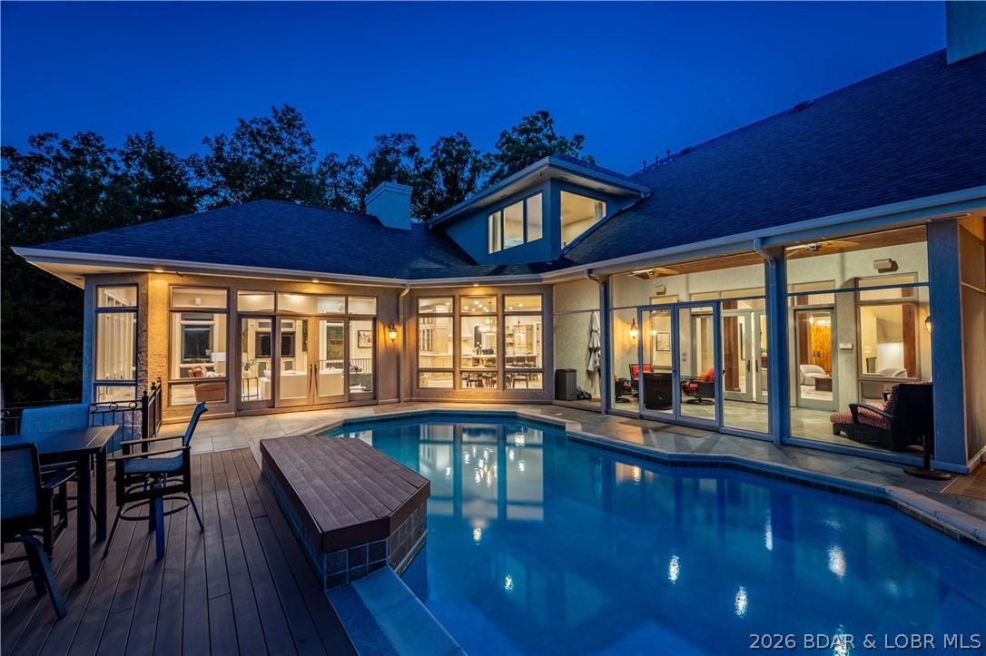 Image 3: Impressive Pool Deck with fountain in pool