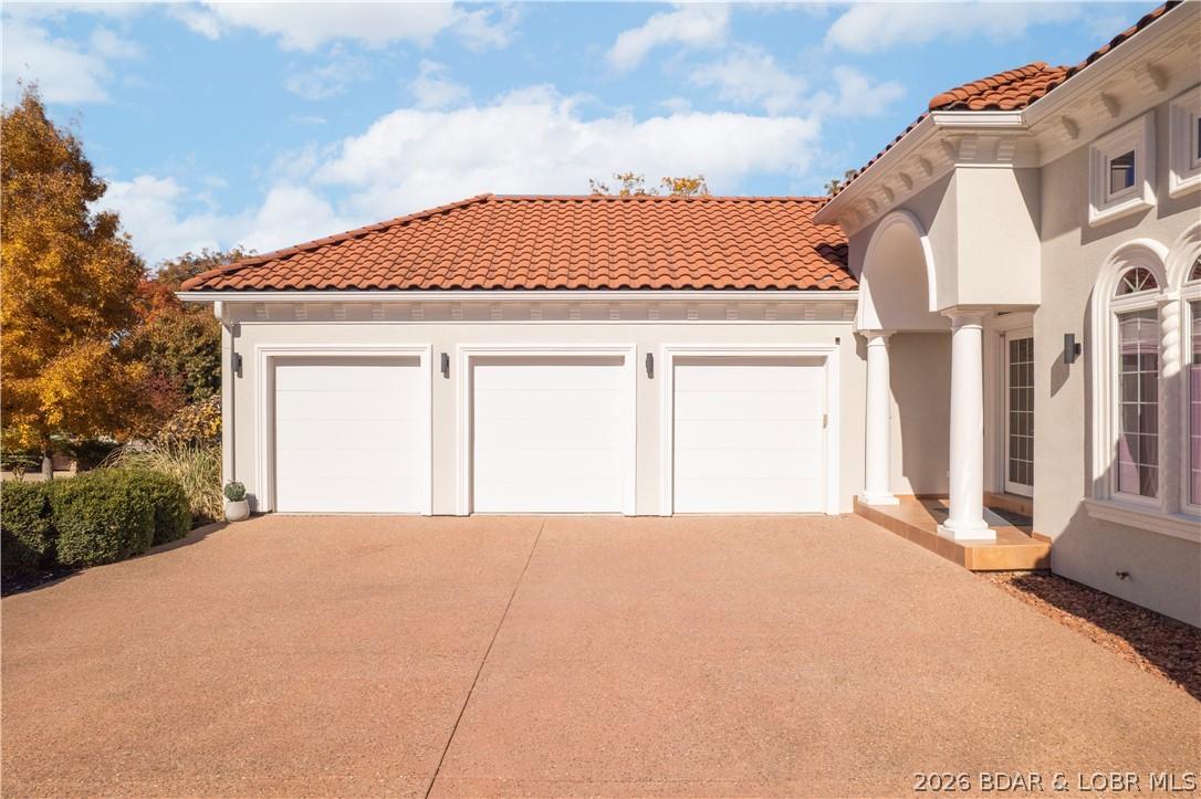 Image 3: 3 Car Garage