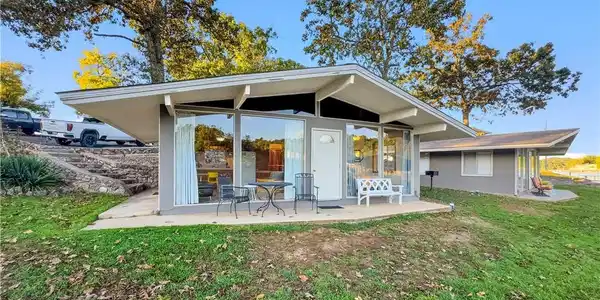 Image 2: Lake Front Cabin