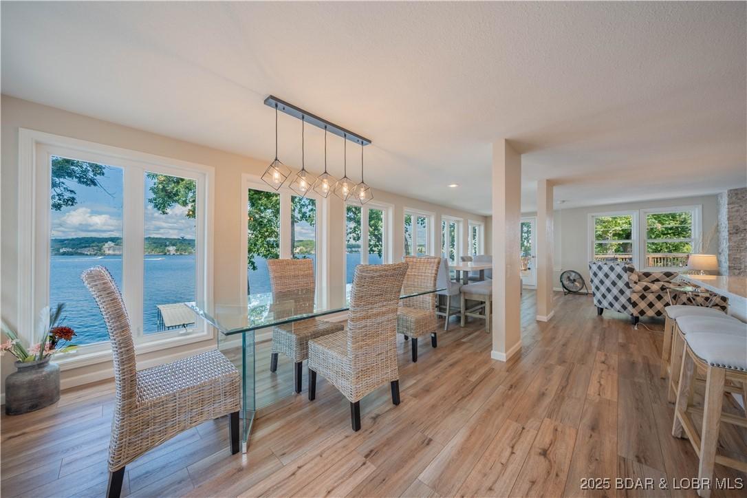 Image 1: Dining Room with Lake View