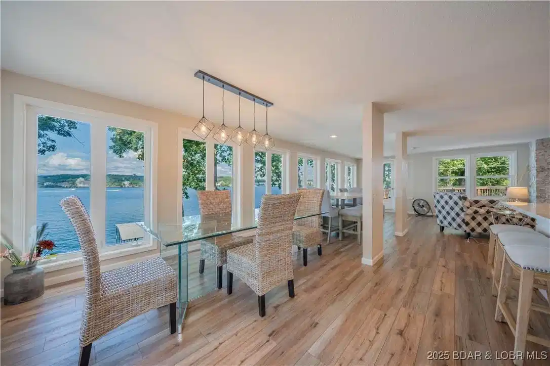 Image 1: Dining Room with Lake View