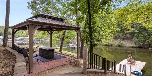 228 East Lake Court
