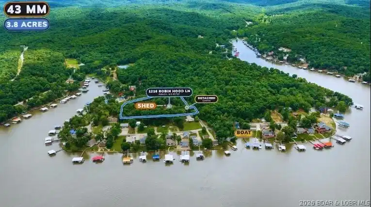 Image 1: Privacy and easy Lake Access!