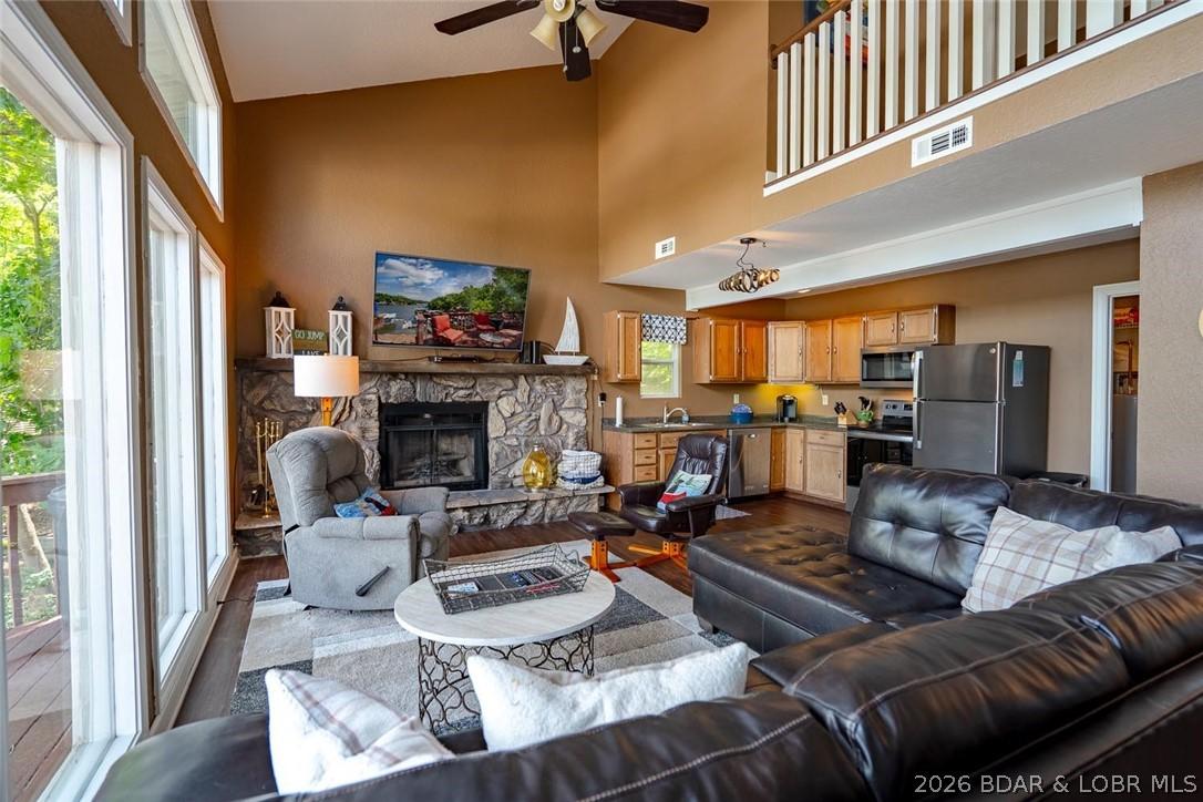 Image 4: Awesome Vaulted Ceiling