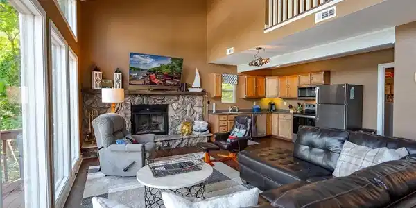 Image 4: Awesome Vaulted Ceiling