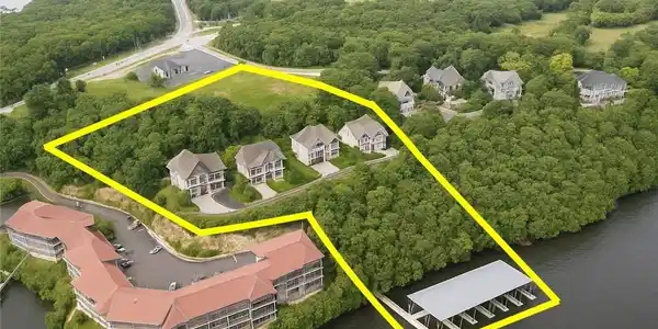 Image 3: Estates with community dock