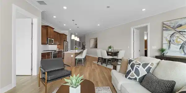Image 2: These wedge style 4 bedroom 4 bath units are 2,600