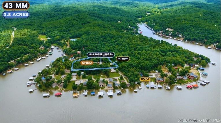 Image 2: Privacy and easy Lake Access!