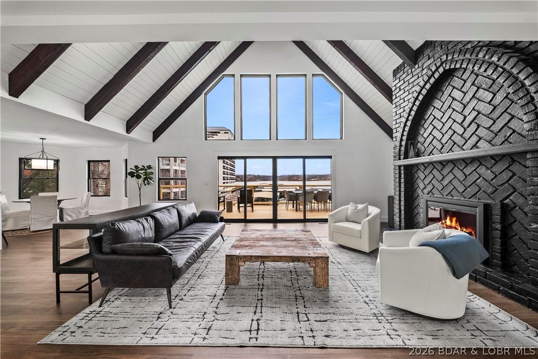 Image 4: A Luxurious, Bight, Open Floor Plan