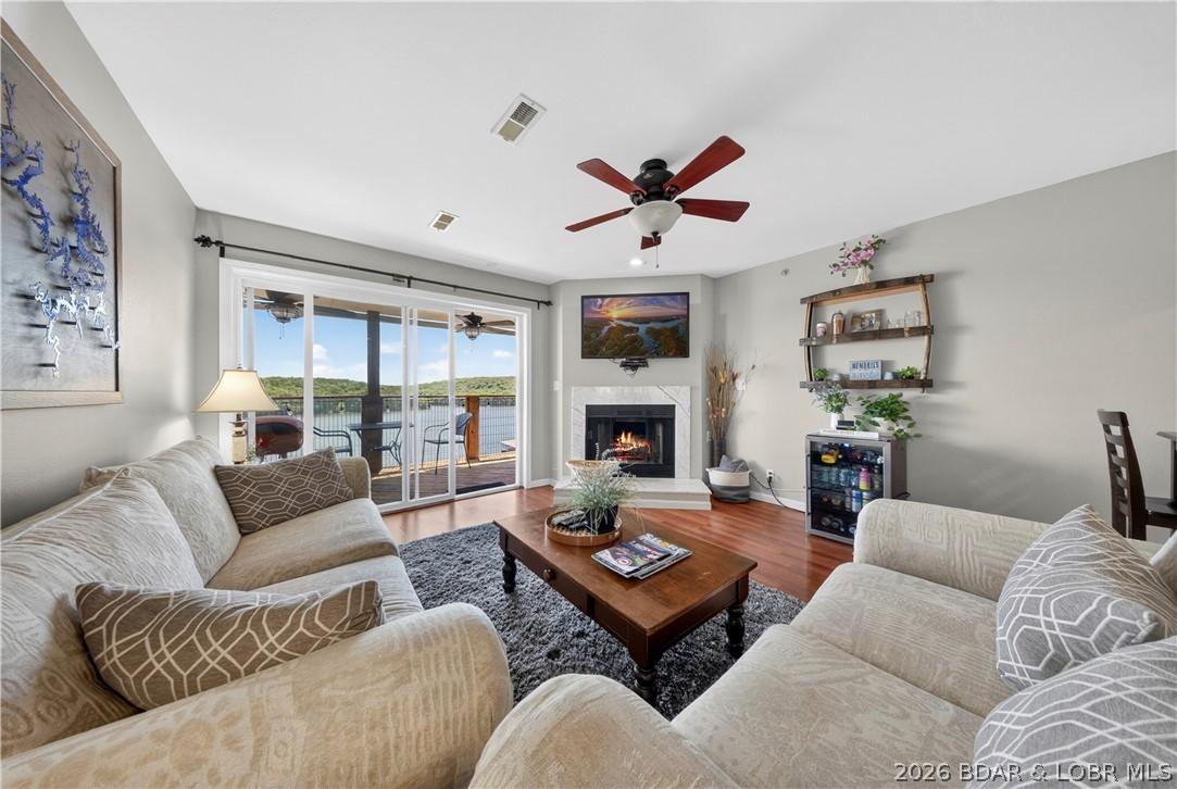 Image 1: Stylish & roomy living room