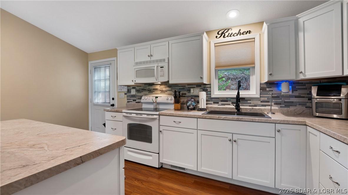 Image 2: Open Kitchen to Living Room