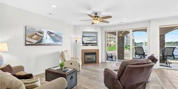 Image 3: Living Room