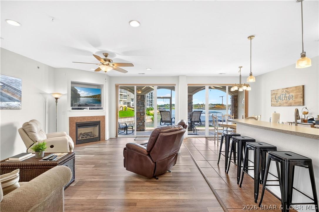 Image 4: Living Room