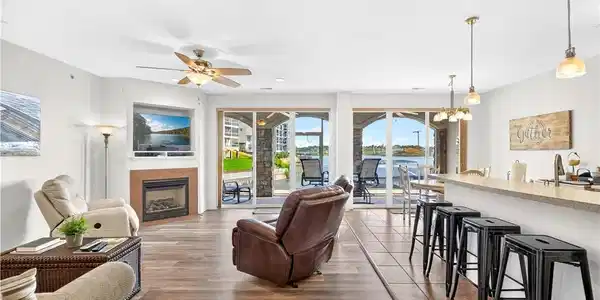 Image 4: Living Room
