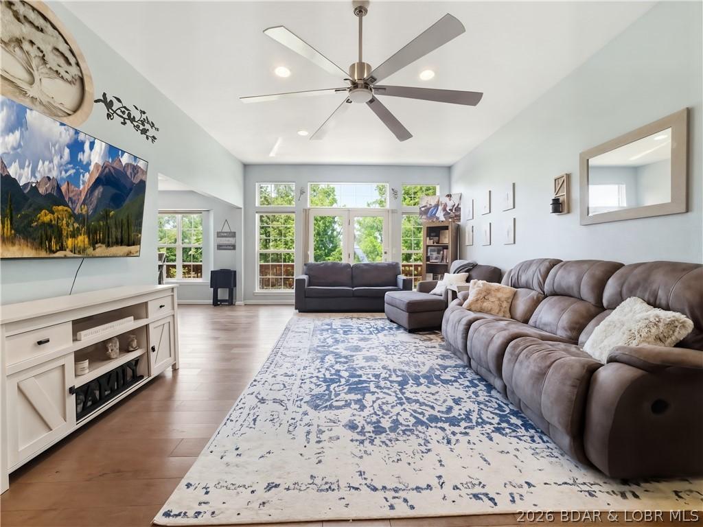 Image 4: Living Room
