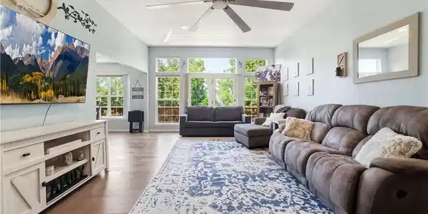 Image 4: Living Room