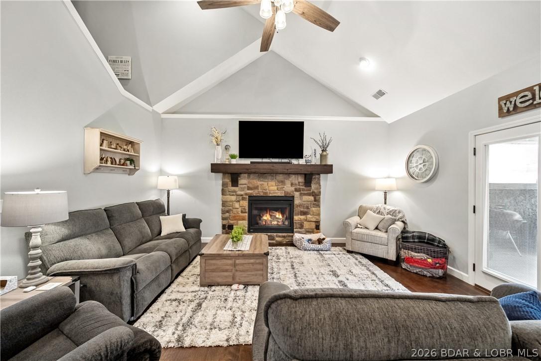 Image 4: The soaring ceilings, great lighting, and new floo