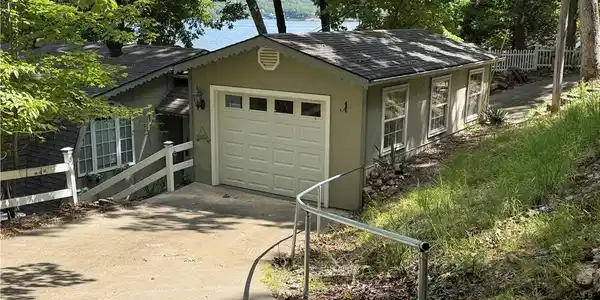 Image 4: In & Out drive thru garage