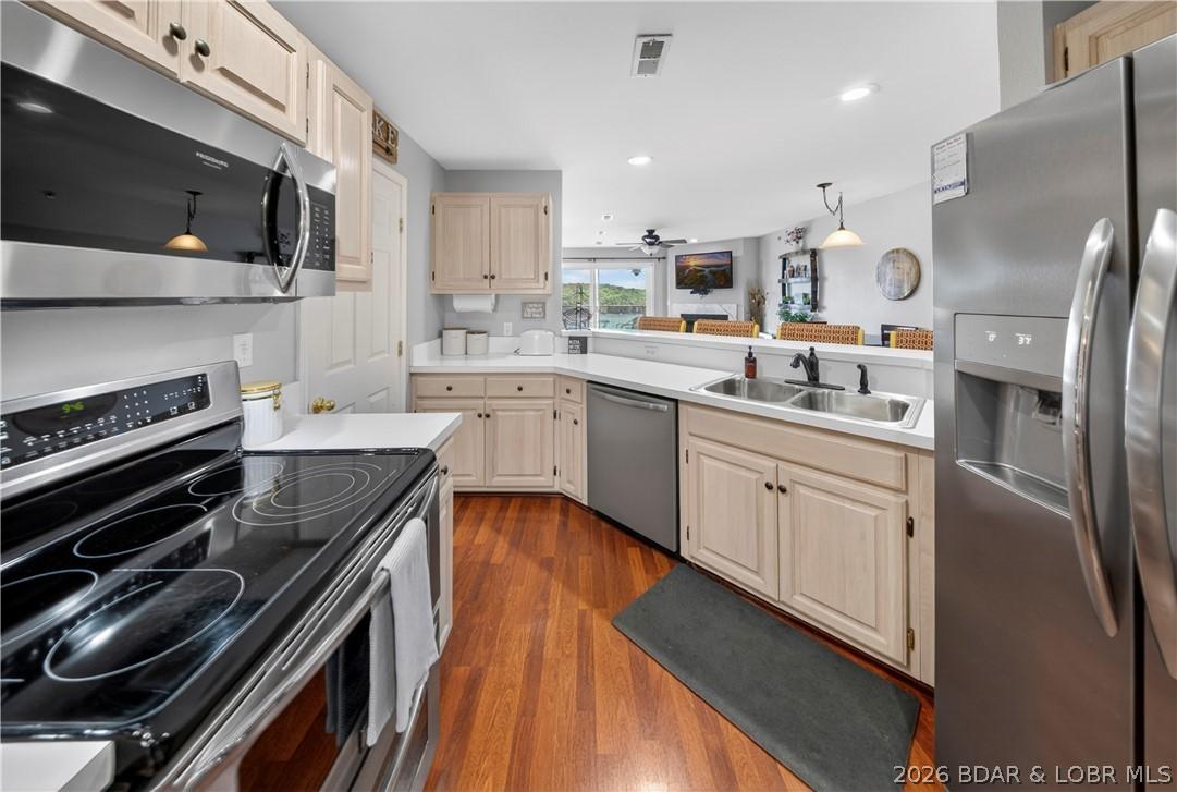 Image 3: Roomy kitchen