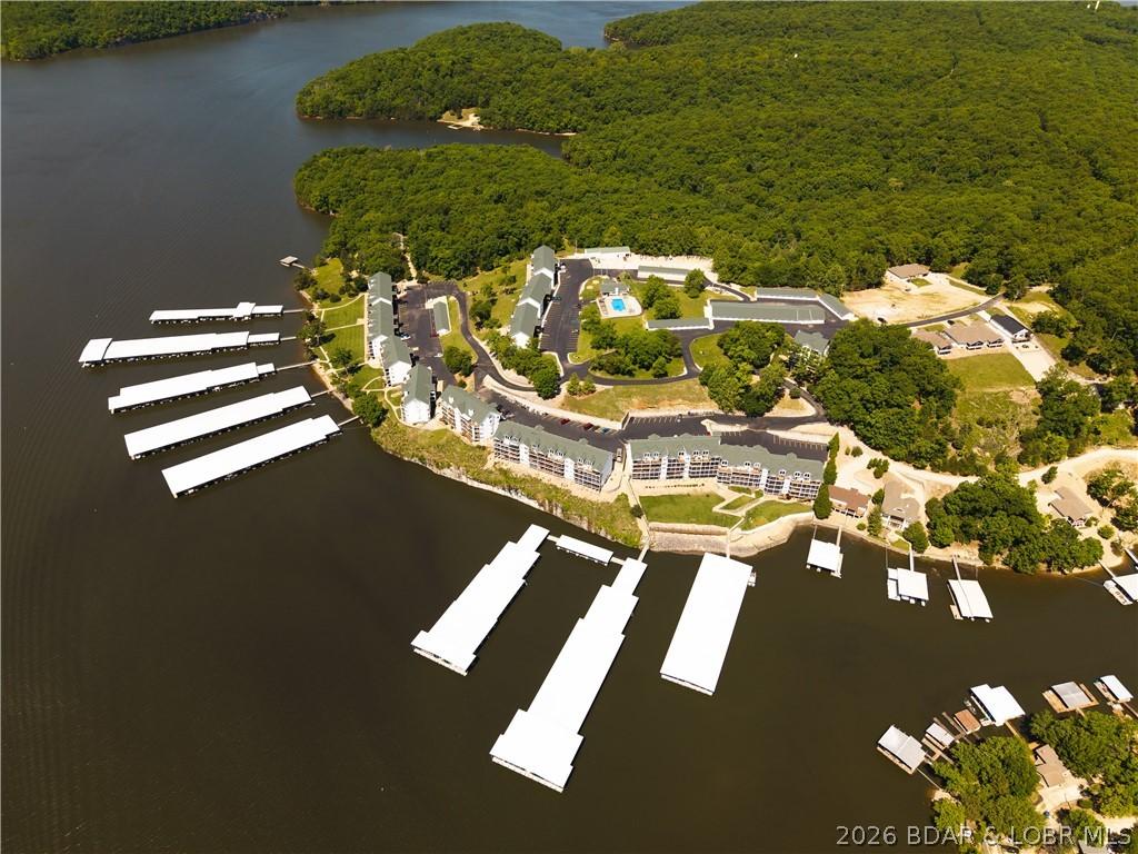 Image 4: Surrounded by woods & nature for true lake escape