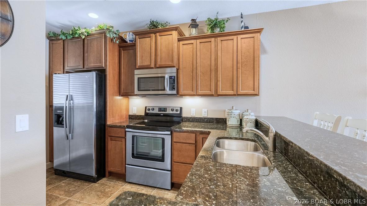 Image 3: Custom cabinets, granite counters and stainless ap