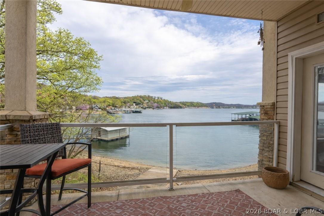 Image 4: Spacious deck and plexi railings allow for better