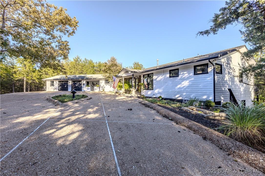 Image 2: Beautiful circle driveway.