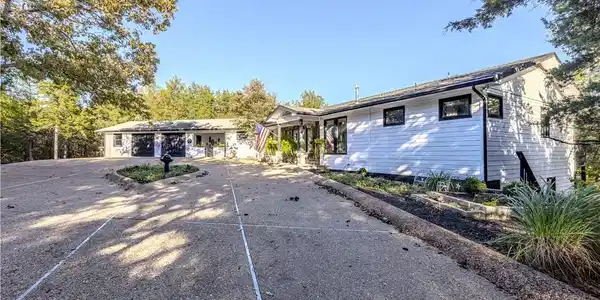 Image 2: Beautiful circle driveway.