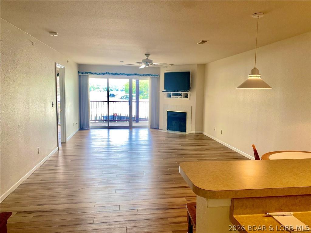 Image 3: living / dining area with breakfast bar
