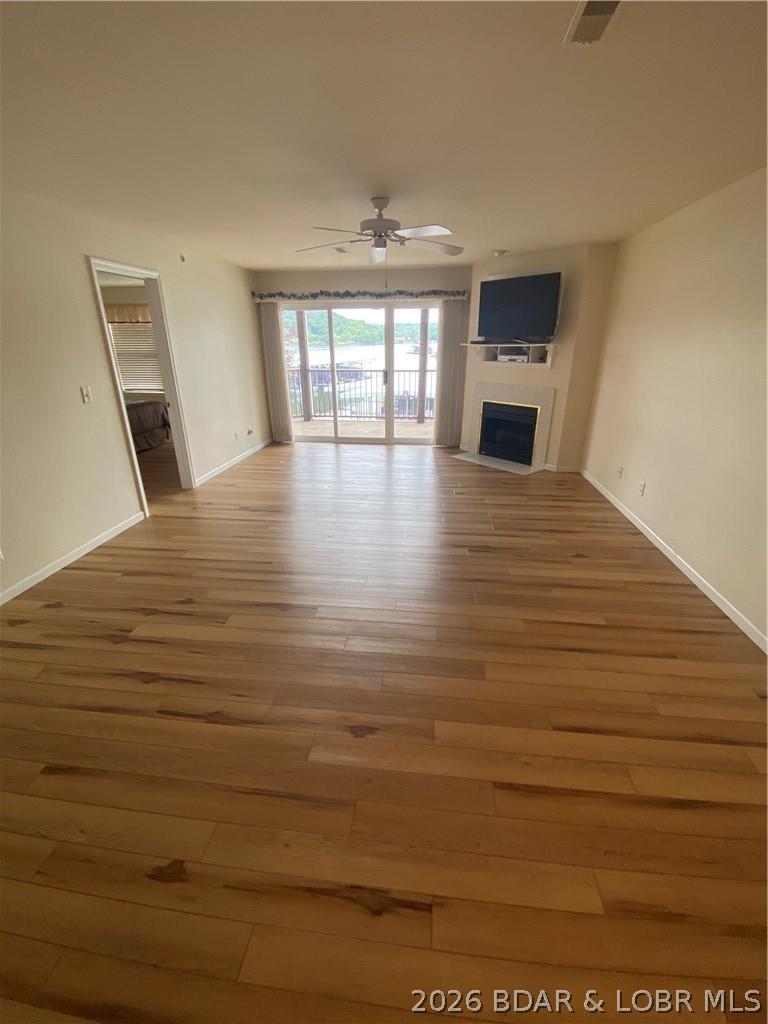 Image 4: living area with gas fireplace