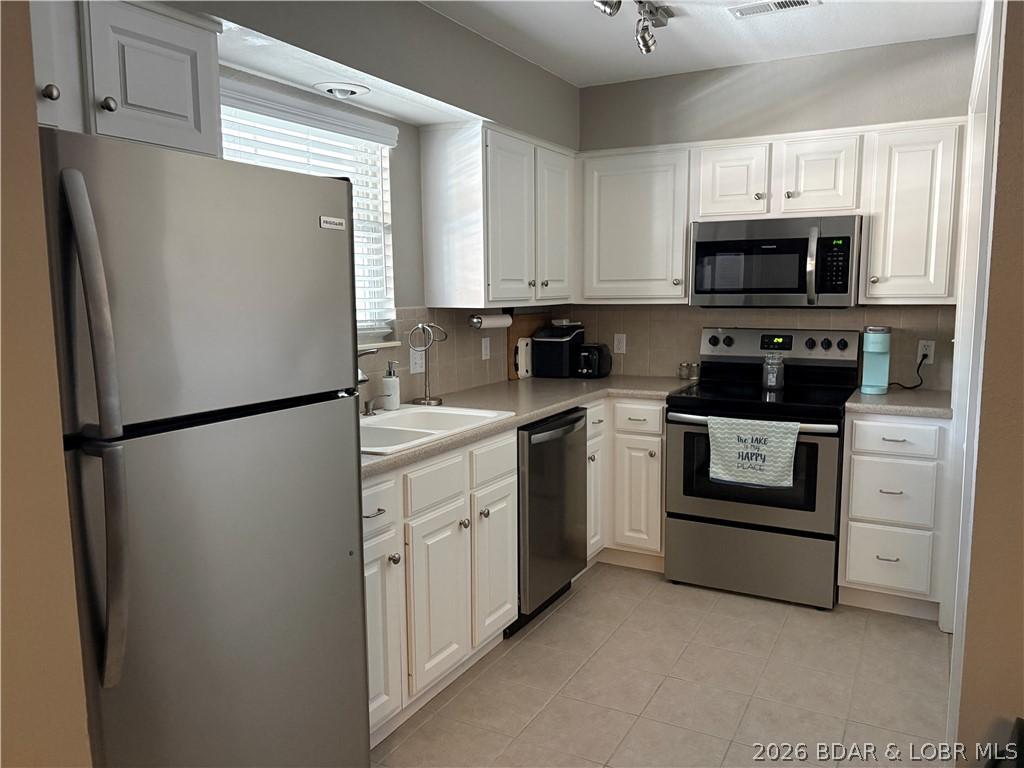 Image 4: Kitchen