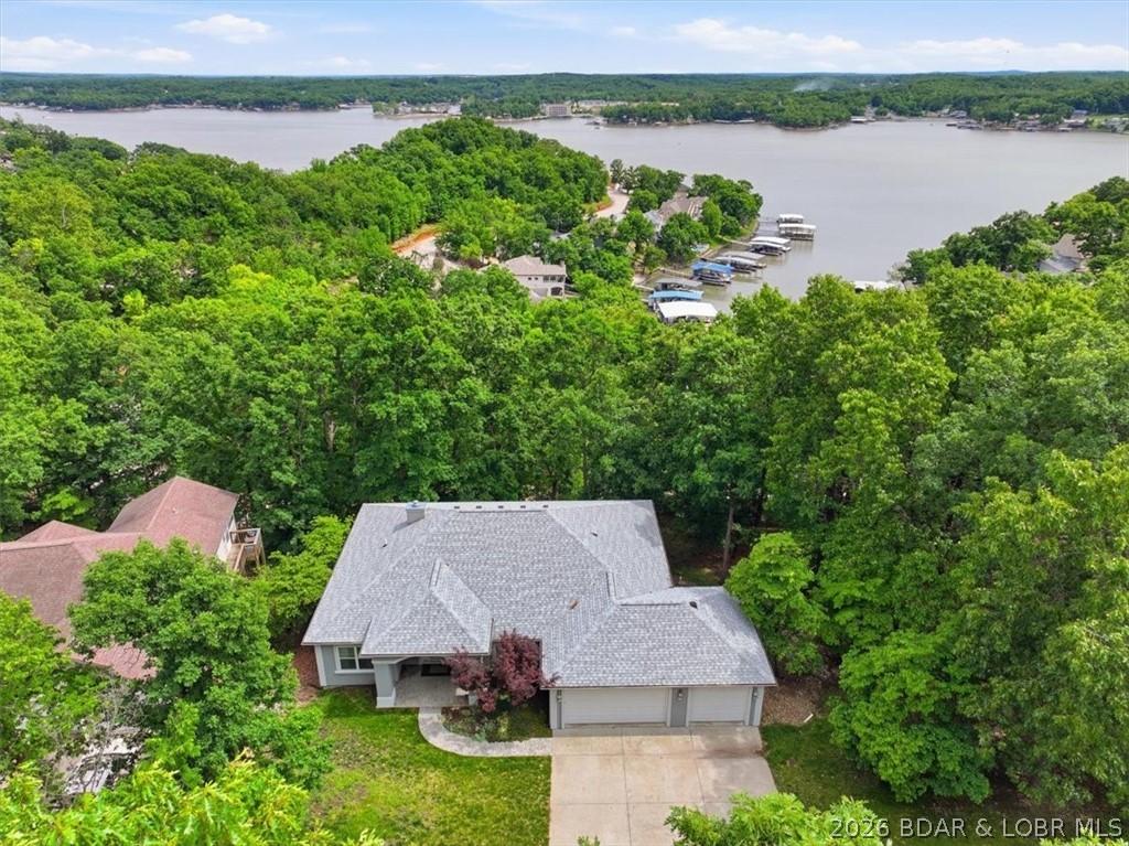 Image 2: Year-Round Lake View