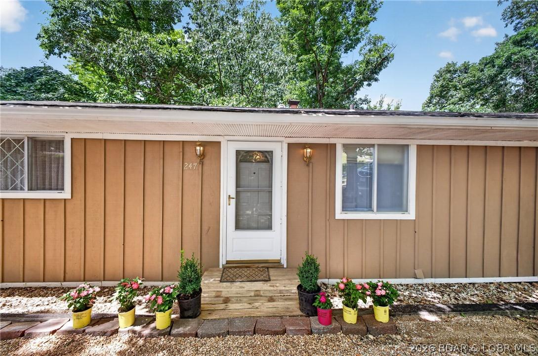 Image 2: Big driveway and over 1/2 acre of land. 2 bedrooms