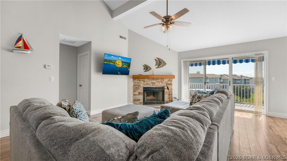 Image 2: Vaulted ceilings and newer wood laminate flooring