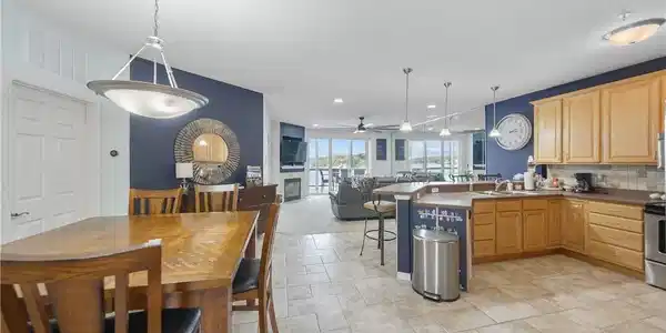 Image 4: Tons of natural light