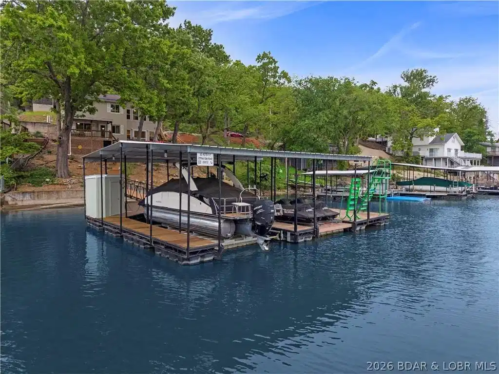 Image 1: Finally, a Lakefront home with a gentle lot, in a