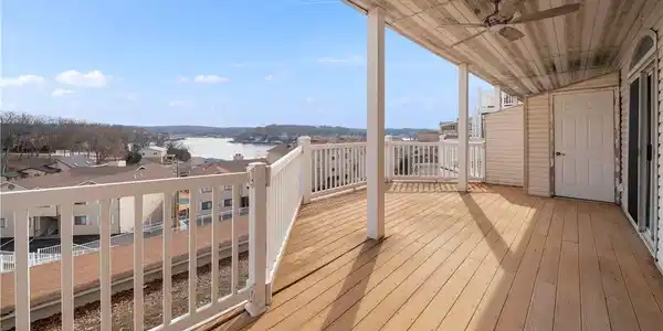 Image 4: 3 Decks w/ Lake Views