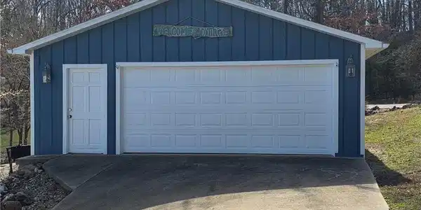 Image 4: 2 car detached garage