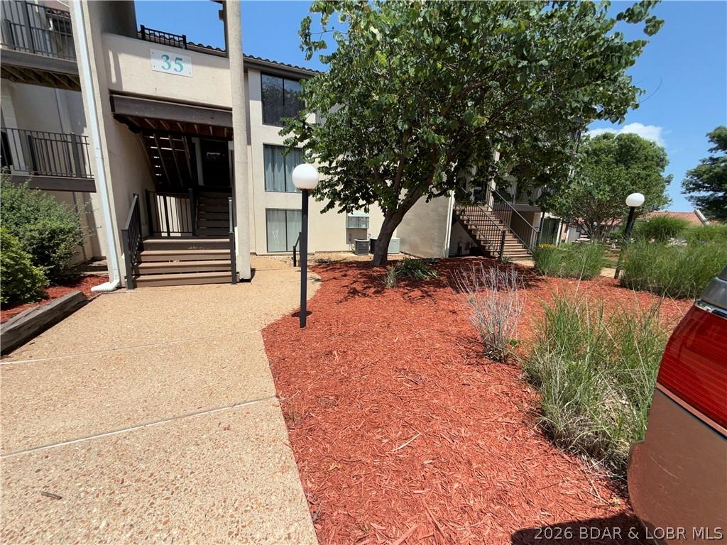 Image 4: Nicely Landscaped entrance.