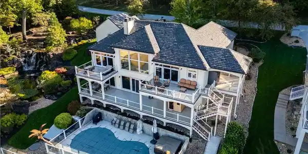 816 Via Del Lago Drive