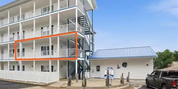 Image 2: Elevator Access to 3rd Floor! (One up from parking