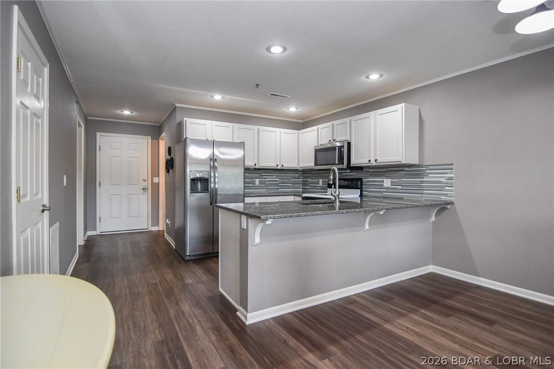Image 3: Dining area and kitchen