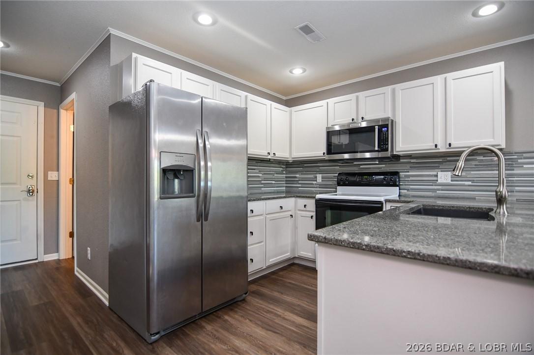 Image 4: Plenty of cabinet space in kitchen
