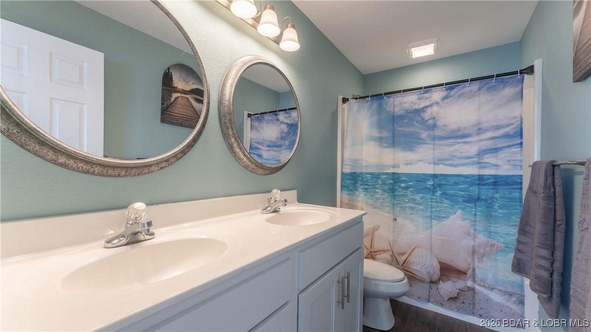Image 3: Master offers private en suite bath