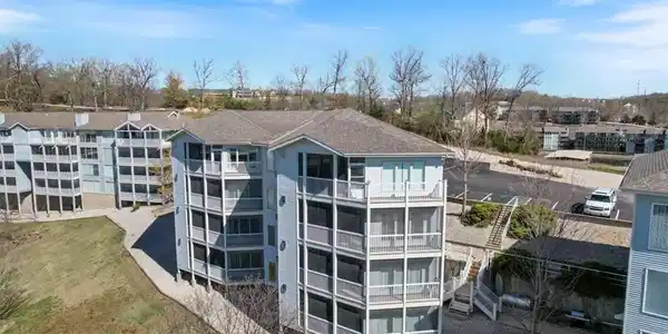 Image 2: Corner Unit, Walk In W/O Steps, 3rd Floor