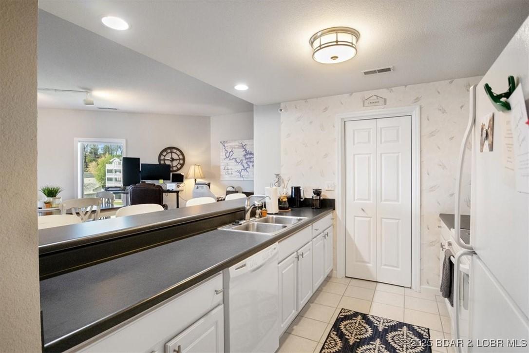 Image 4: Kitchen