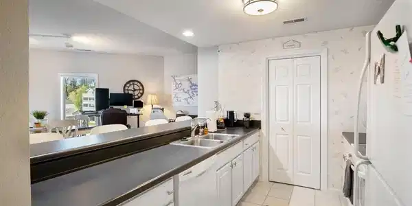 Image 4: Kitchen