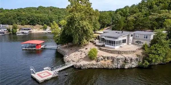 Image 3: Home with 2 well dock and swim dock