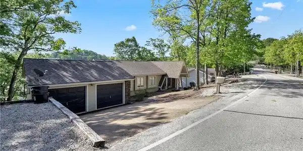 Image 3: Cul-de-sac street for added privacy